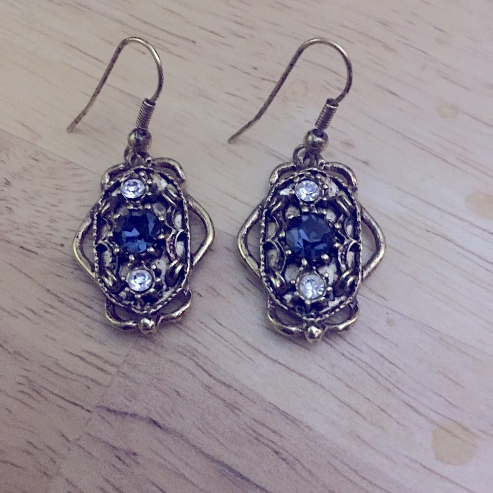 Galleri Blue & Clear Austrian Crystal Antiqued Golden Wire Dangle Earrings / 010